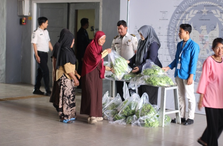 Rutan Makassar Bagikan Selada Hasil Panen Kepada Pengunjung Keluarga Warga Binaan