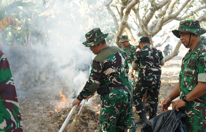 Jelang HUT RI Ke-81, Sinergitas TNI-Polri dan Masyarakat Gelar Karya Bakti di TMP Romanglompoa
