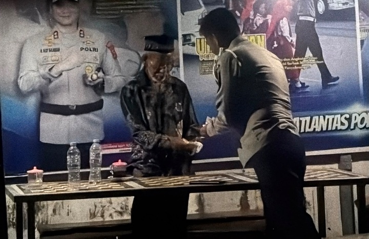 Melihat Lansia Menahan Lapar, Kasat Lantas Gowa Langsung Bertindak
