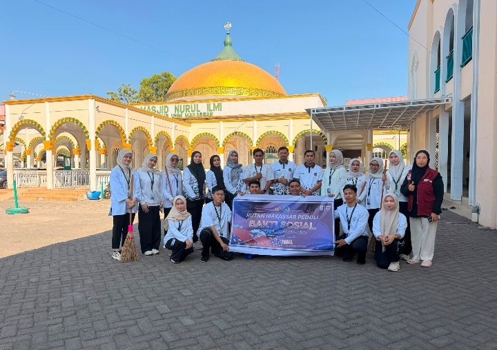 Semarak Hut RI Ke-81, Rutan Makassar Gotong Royong Bersihkan Masjid