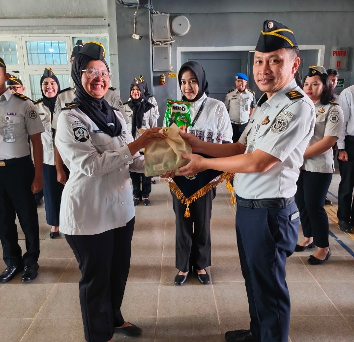 Sehat untuk Melayani, Kasi Pelayanan Rutan Makassar Bagikan Vitamin Ke Pegawai