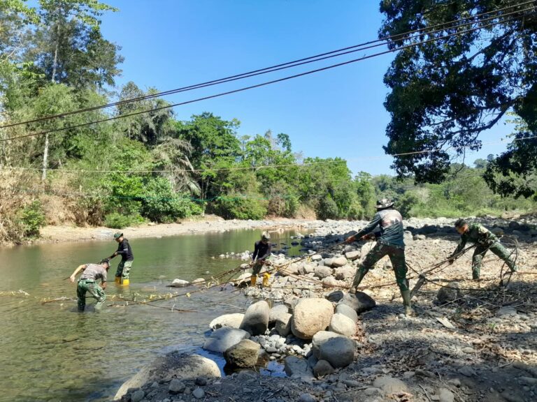 Bahu-Membahu TNI dan Warga Buakkang Percepat Pembangunan Jembatan Perintis di Gowa