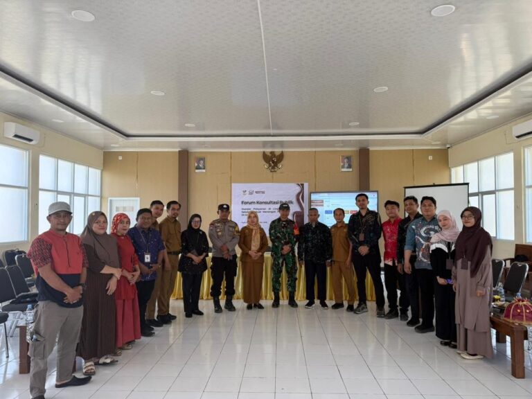 Babinsa Romangloe Hadiri Forum Konsultasi Publik: Transparansi Standar Pelayanan di SMP 24 Gowa