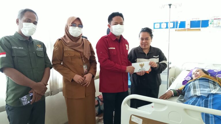 Ketika Sakit Terhalang Desil, Baznas Gowa Bantu Biaya Perawatan Warga