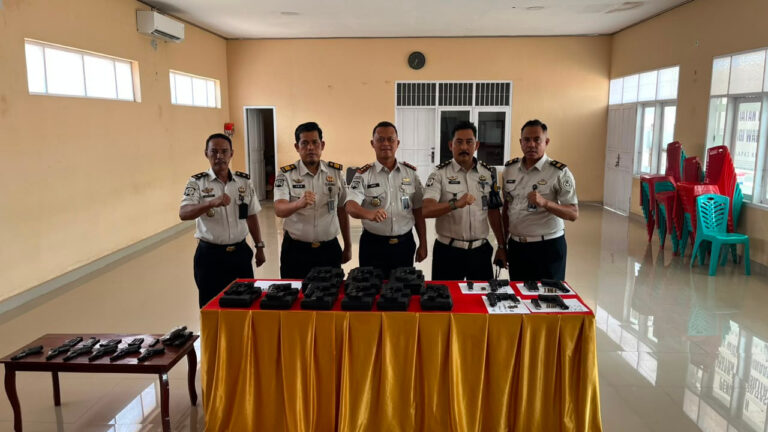Pastikan Kesiapan Pengamanan, Petugas Lapas Takalar Periksa Senjata