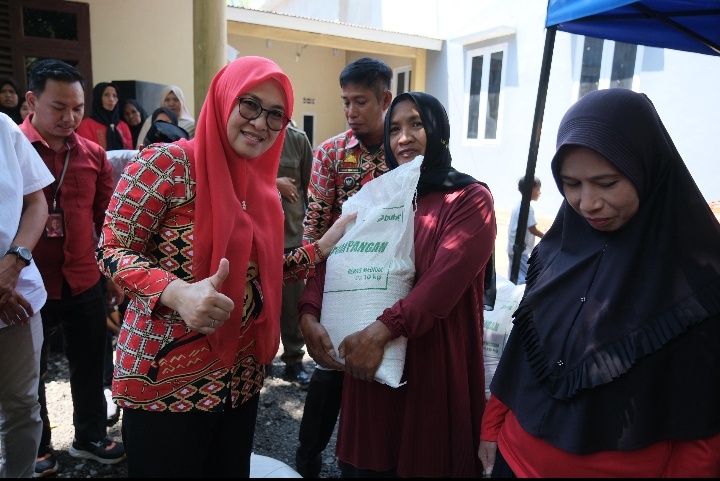 Bupati Gowa Salurkan Bantuan Pangan bagi Masyarakat Bontontompo