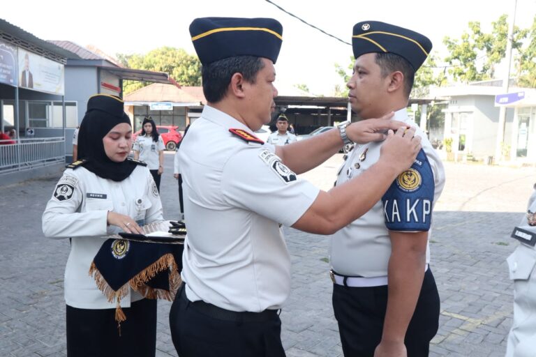 Selangkah Lebih Tinggi dalam Pengabdian, Rutan Kelas I Makassar Sematkan Tanda Pangkat Kepada Empat Pegawai