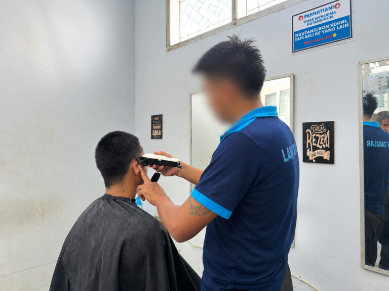 Asah Keterampilan Potong Rambut, Warga Binaan Lapas Takalar Siapkan Bekal Kerja