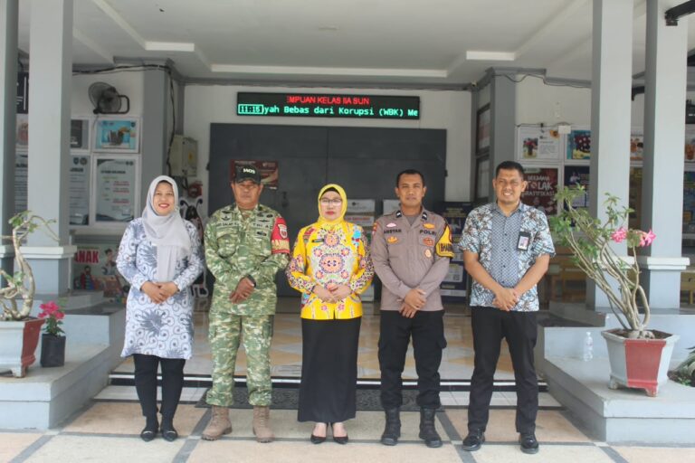 Sinergi Tiga Pilar: Babinsa dan Bhabinkamtibmas Lakukan Sambang Patroli di Lapas Perempuan Sungguminasa