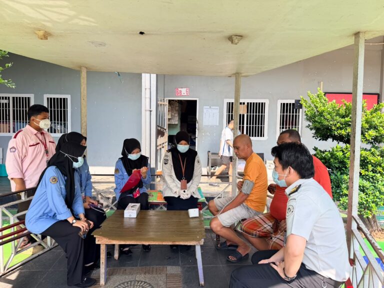 Responsif Layani Kesehatan WBP, Petugas Klinik Lapas Narkotika Sungguminasa Turun Langsung ke Blok Hunian