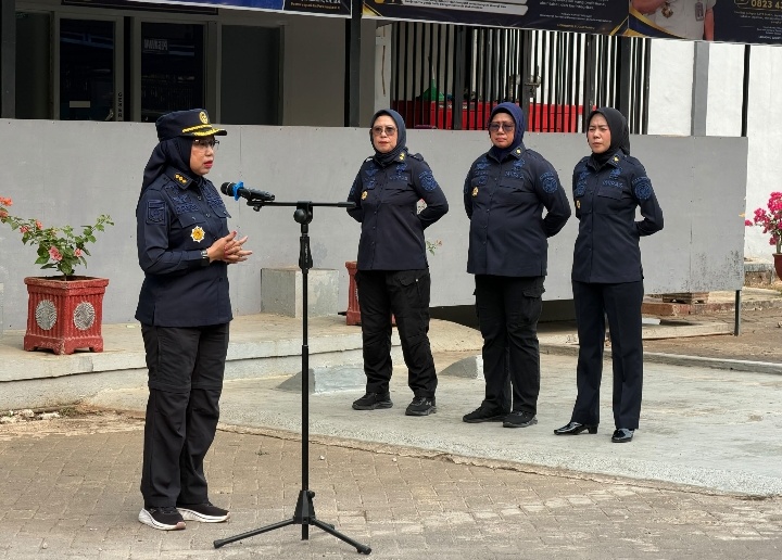 Cegah Penyalahgunaan Judi Online, Kalapas Perempuan Sungguminasa Gelar Sidak Handphone Pegawai saat Apel Pagi
